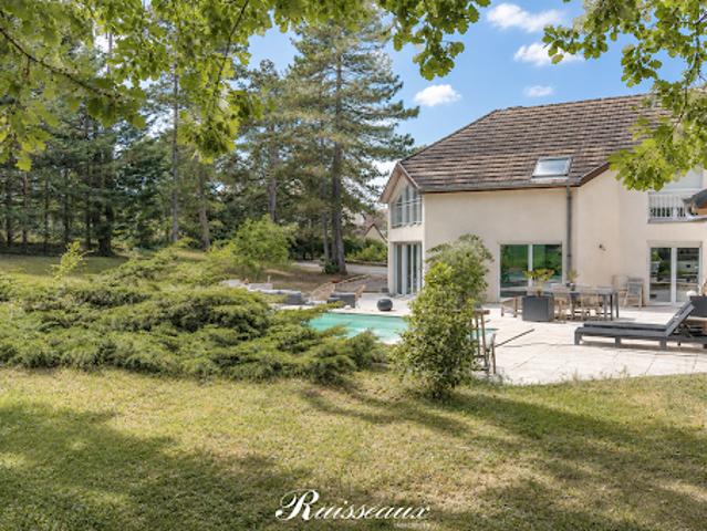 Maison avec piscine et jardin