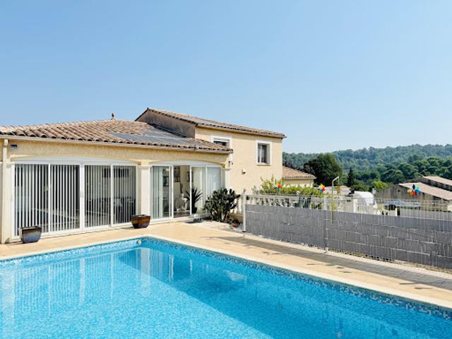 Maison avec piscine et jardin