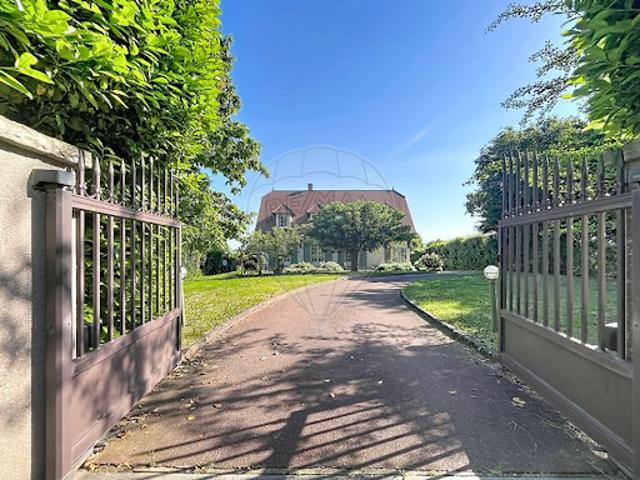 Maison avec piscine et jardin