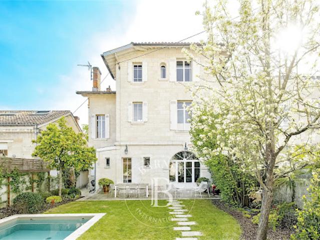 Maison avec piscine et jardin