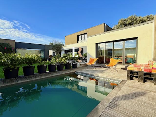 Maison avec piscine et jardin