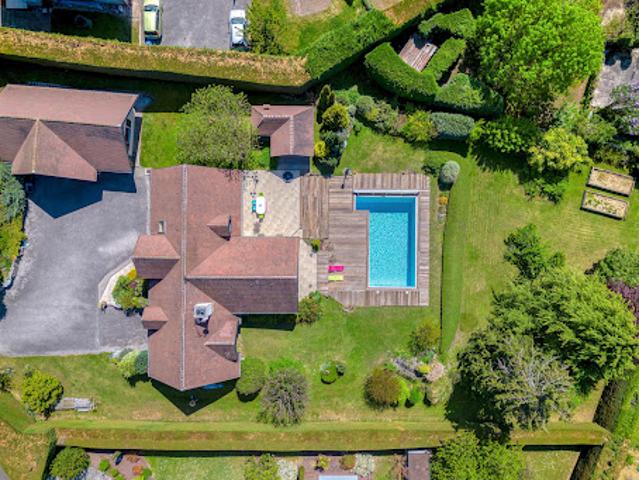 Maison avec piscine et jardin