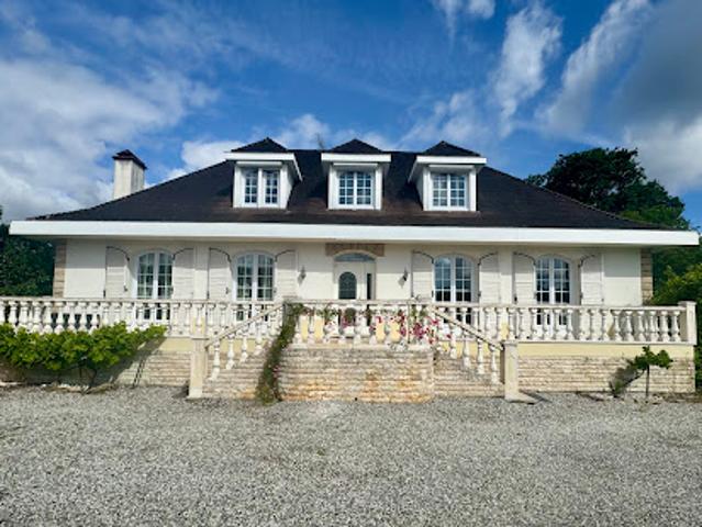 Maison avec piscine et jardin