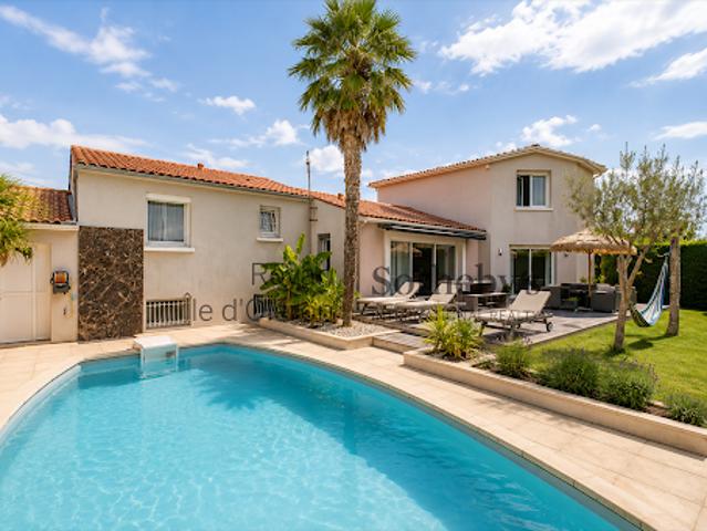 Maison avec piscine et jardin