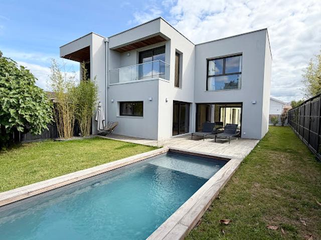 Maison avec piscine et jardin