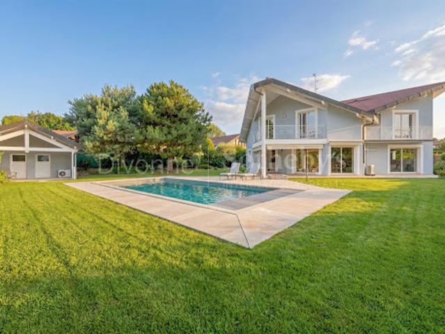 Maison avec piscine et jardin