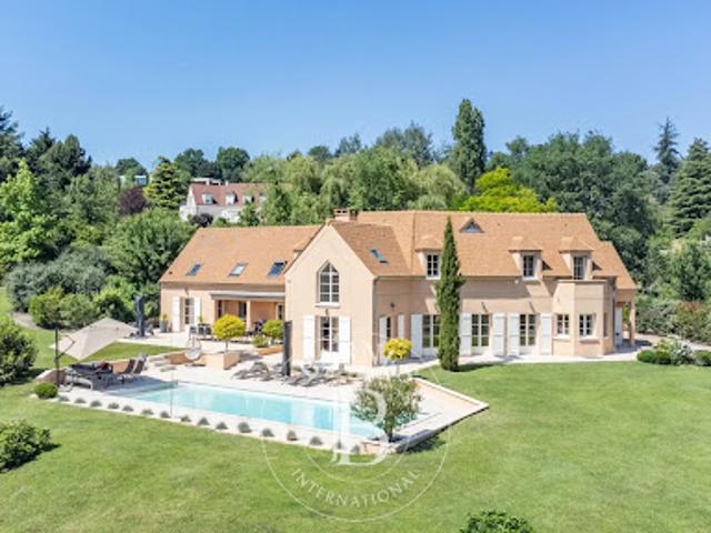 Maison avec piscine et jardin