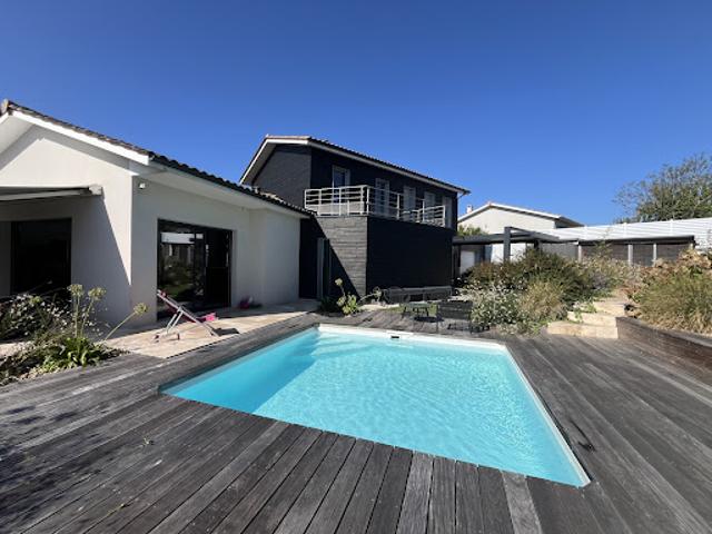 Maison avec piscine et terrasse