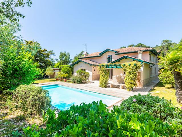 Maison avec piscine et jardin