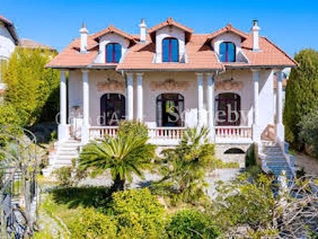 Maison avec piscine et jardin
