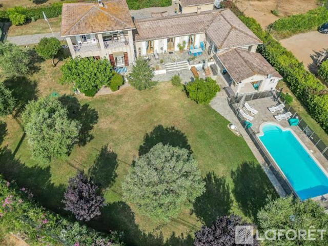 Maison avec piscine et jardin