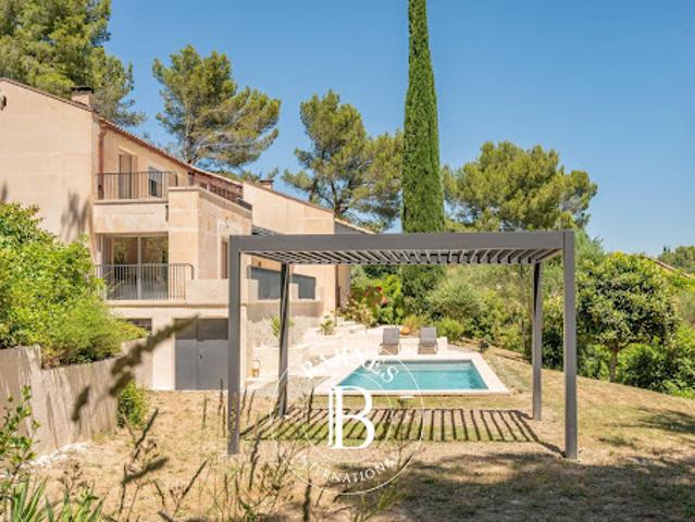 Maison avec piscine et jardin