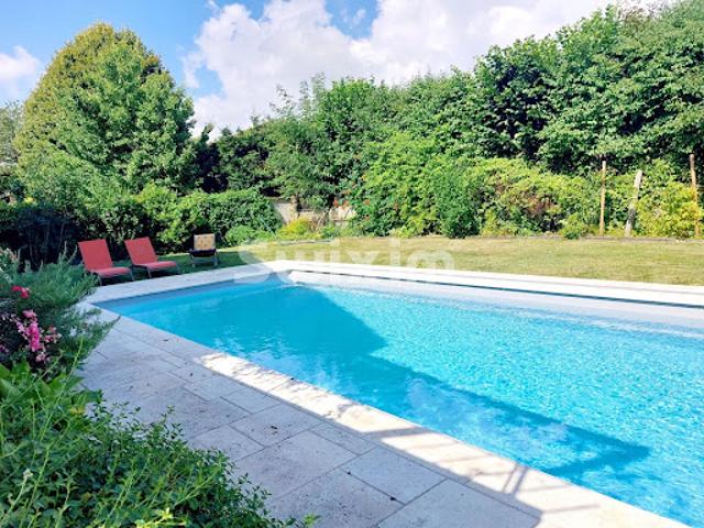 Maison avec piscine et jardin