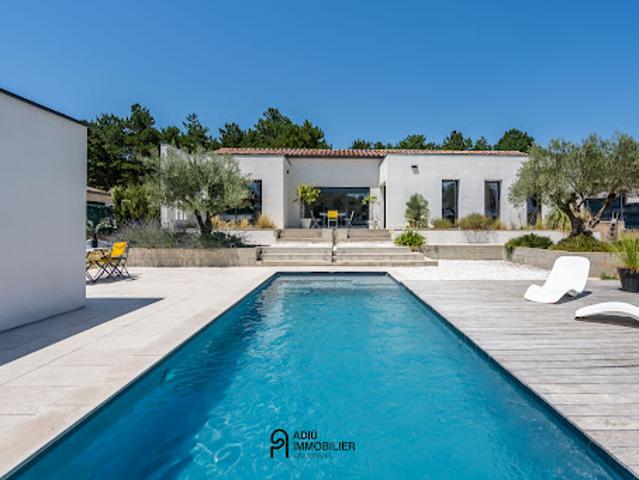 Maison avec piscine et jardin