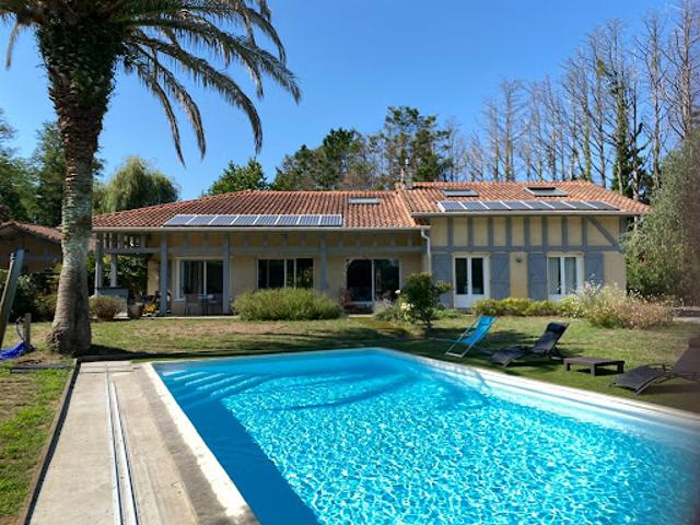 Maison avec piscine et jardin