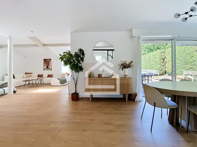Maison avec piscine et jardin