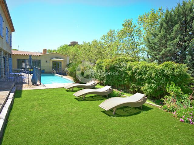 Maison avec piscine et jardin