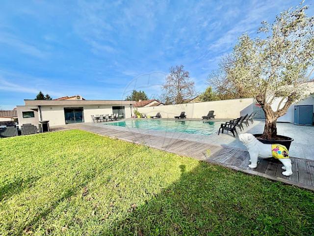 Maison avec piscine et jardin