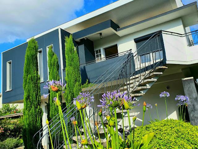 Maison avec piscine et jardin