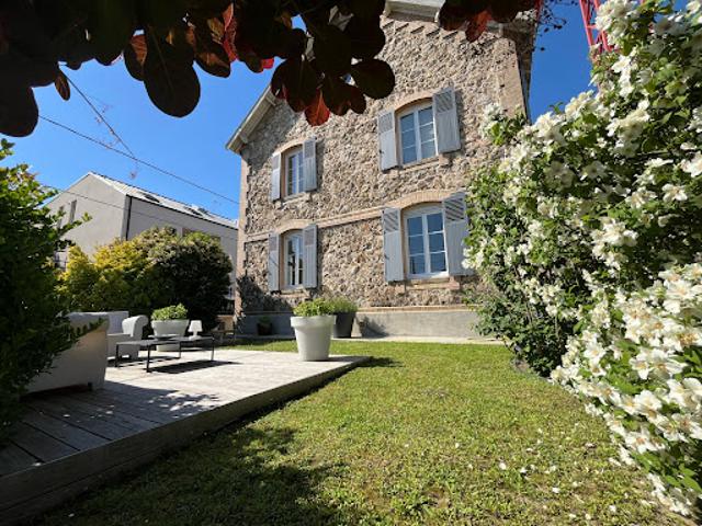 Maison avec piscine et jardin