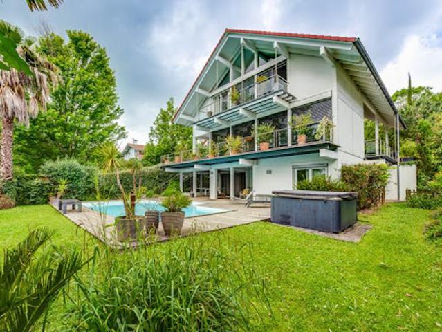 Maison avec piscine et jardin
