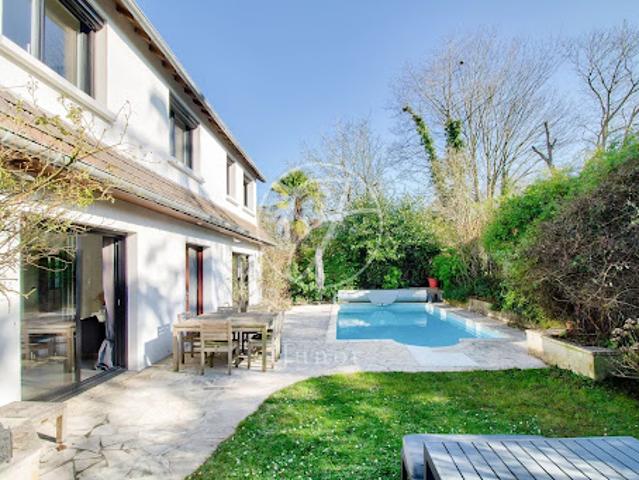 Maison avec piscine et jardin