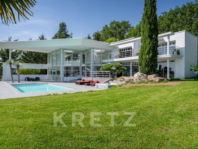 Maison avec piscine et jardin