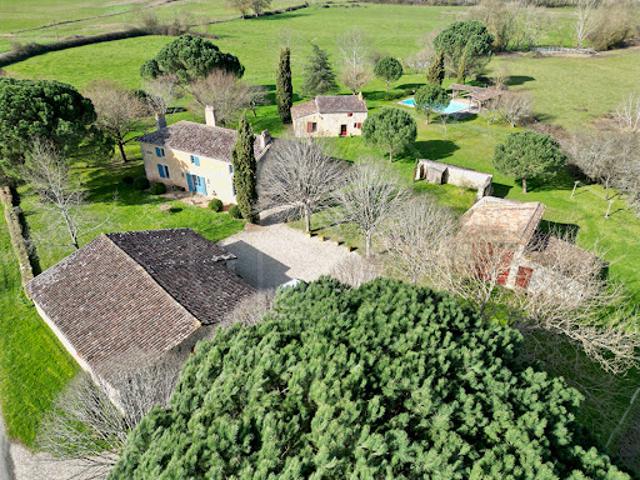 Maison avec piscine et jardin
