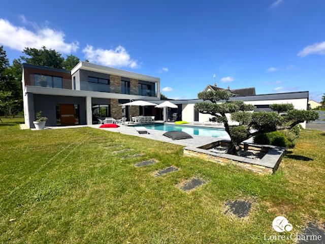 Maison avec piscine et jardin