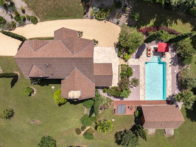 Maison avec piscine et jardin