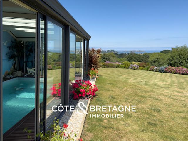 Maison avec piscine et jardin