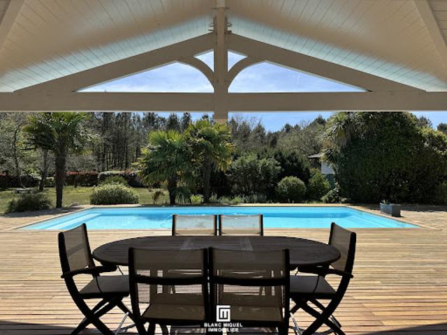 Maison avec piscine et jardin