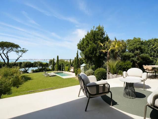 Maison avec piscine et jardin