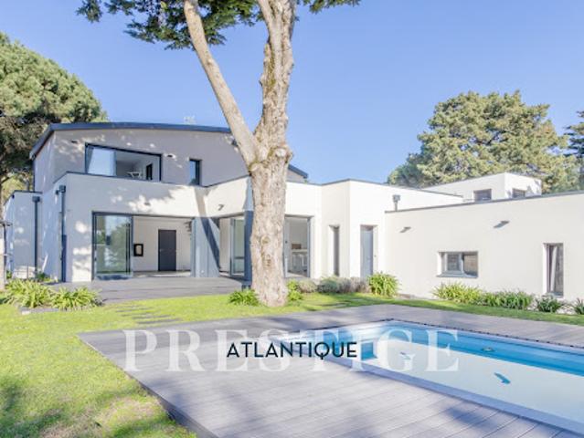 Maison avec piscine et jardin