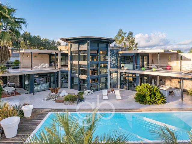 Maison avec piscine et jardin