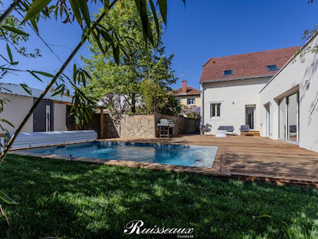 Maison avec piscine et jardin