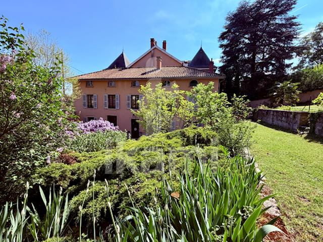 Maison avec piscine et jardin