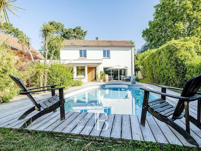 Maison avec piscine et jardin