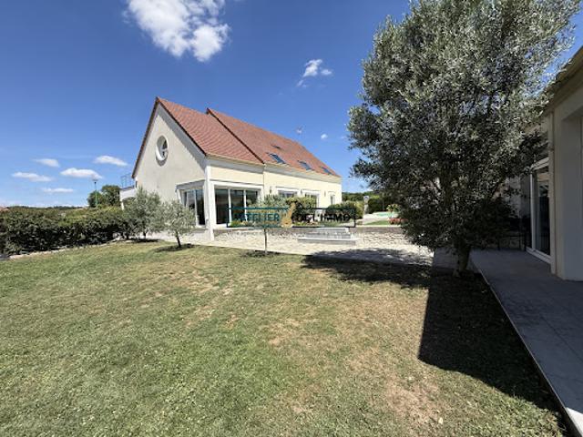 Maison avec piscine et jardin