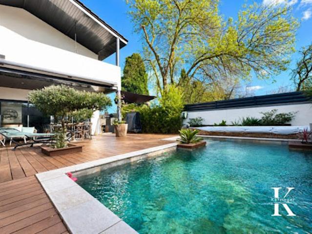Maison avec piscine et jardin