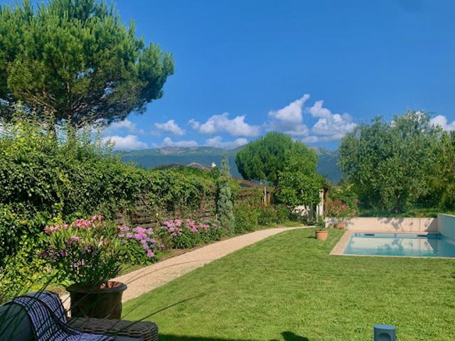 Maison avec piscine et jardin