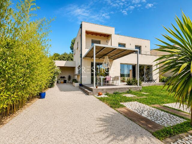 Maison avec piscine et jardin