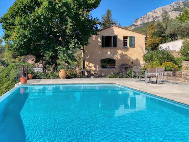 Maison avec piscine et jardin