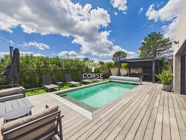Maison avec piscine et jardin