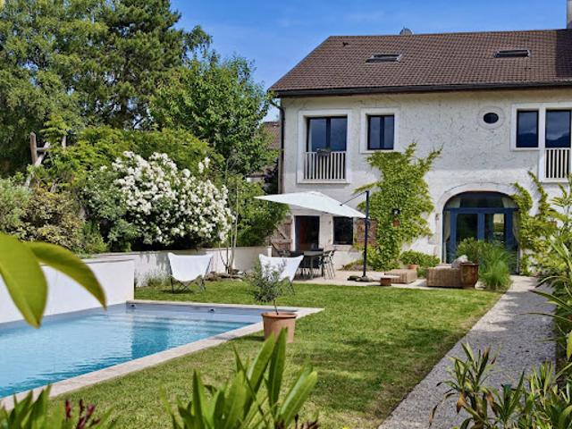 Maison avec piscine et jardin