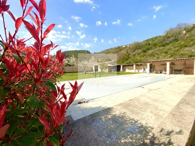 Maison avec piscine et jardin