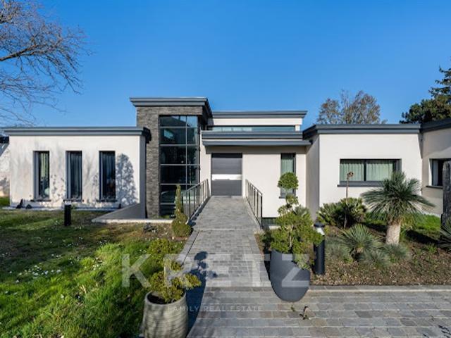 Maison avec piscine et jardin