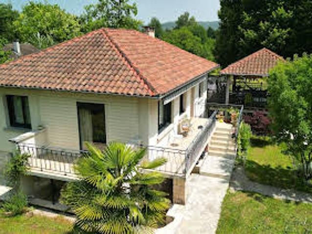 Maison avec piscine et jardin