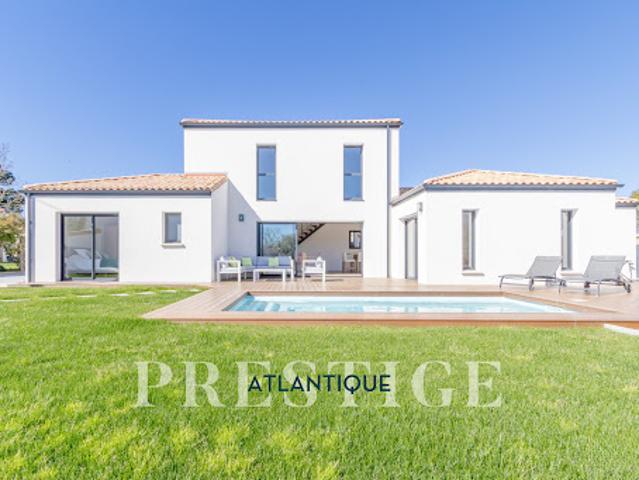 Maison avec piscine et jardin