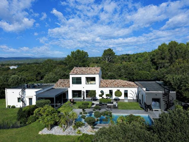 Maison avec piscine et jardin